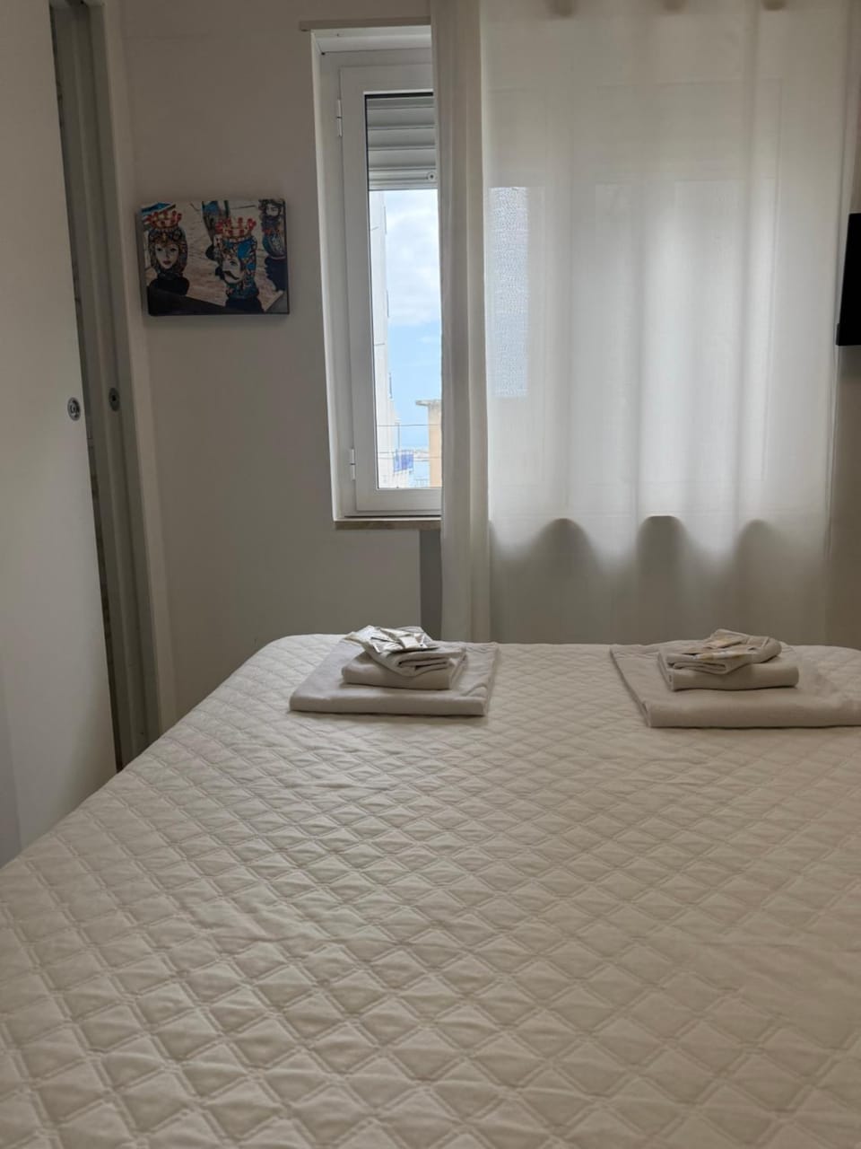 Bed, TV and multimedia, Photo of the whole room, Bedroom, towels