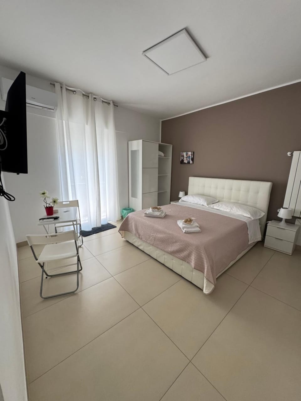 Bed, TV and multimedia, Photo of the whole room, Bedroom, towels