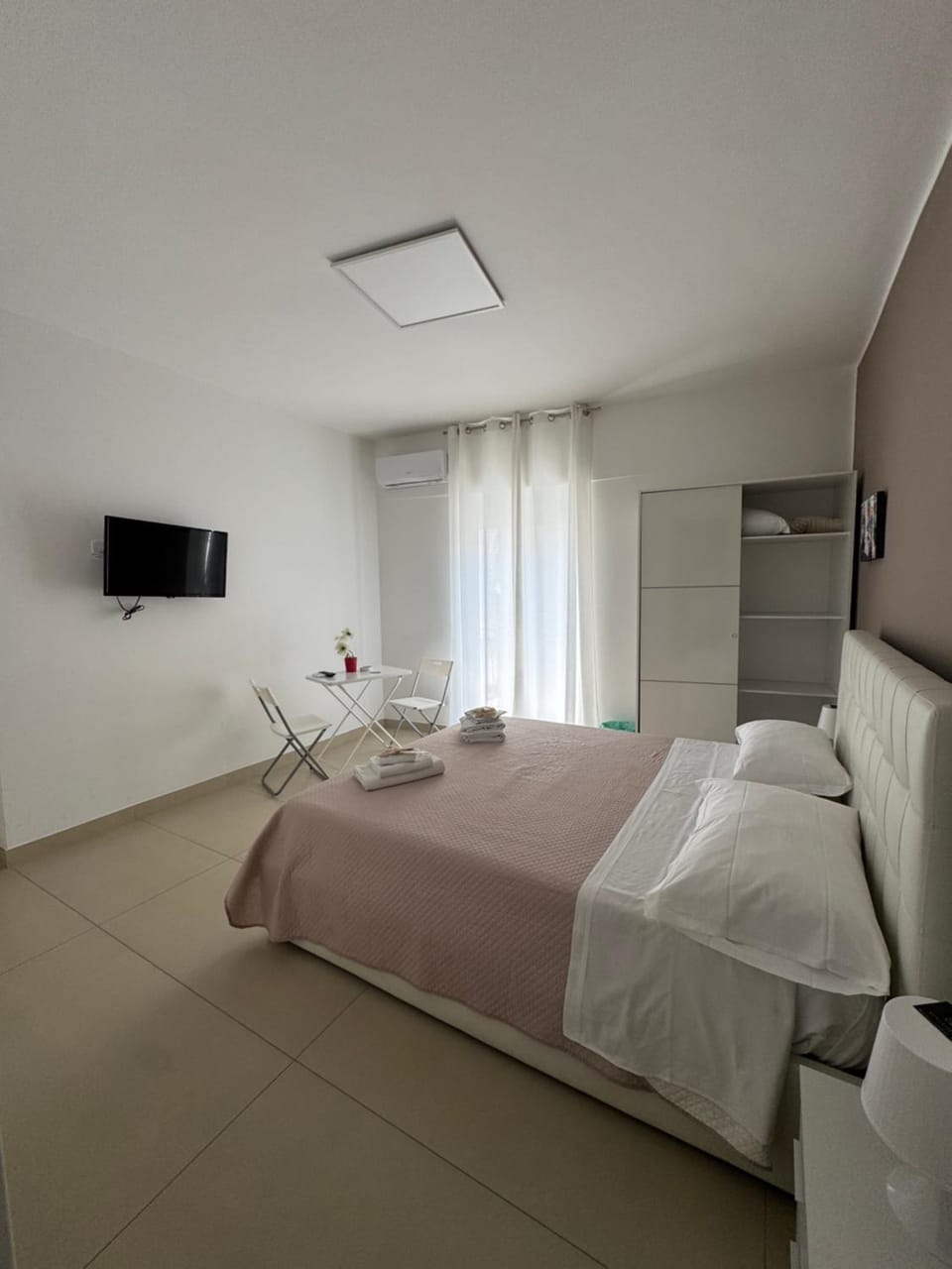 Bed, TV and multimedia, Photo of the whole room, Bedroom, towels