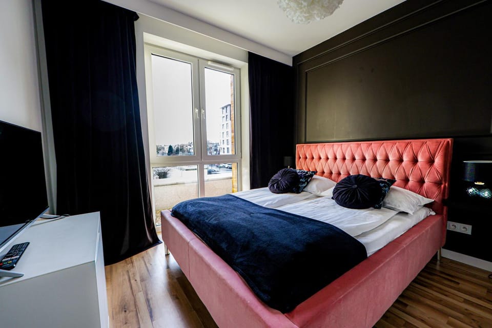 Bed, TV and multimedia, Bedroom