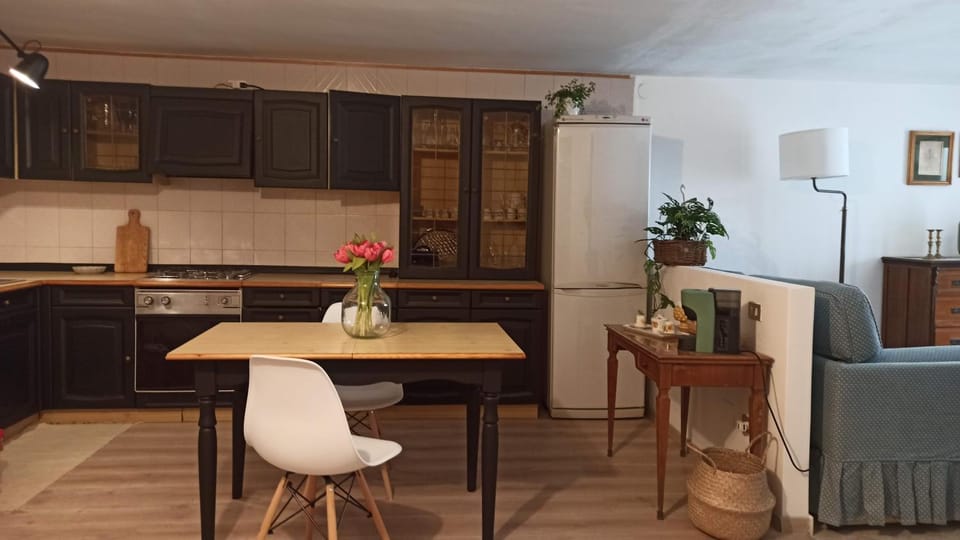 Kitchen or kitchenette, Seating area, Dining area