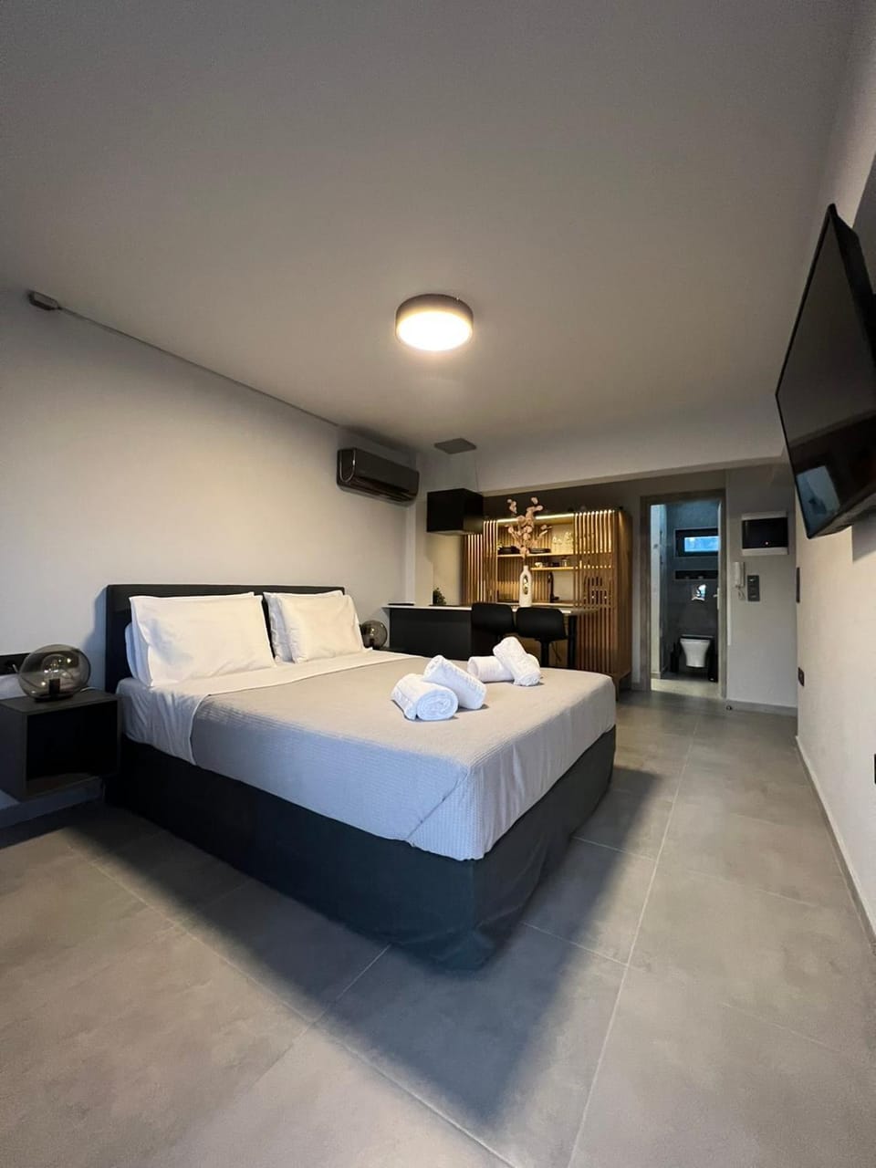 Bed, TV and multimedia, Photo of the whole room, Bedroom, towels