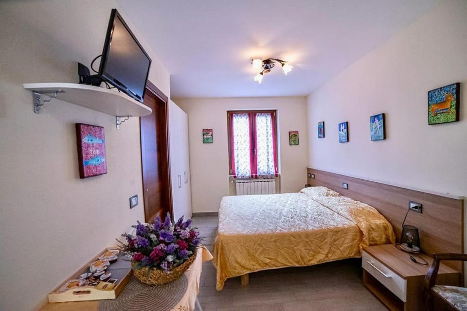 Bed, TV and multimedia, Photo of the whole room, Bedroom