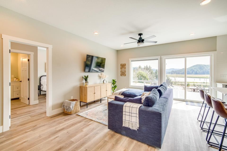 Charming Florence Home with Fire Pit and River Views! House in Oregon