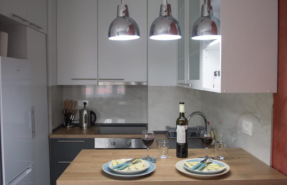 Kitchen or kitchenette, Food and drinks, Dining area, Food, Drinks, stove