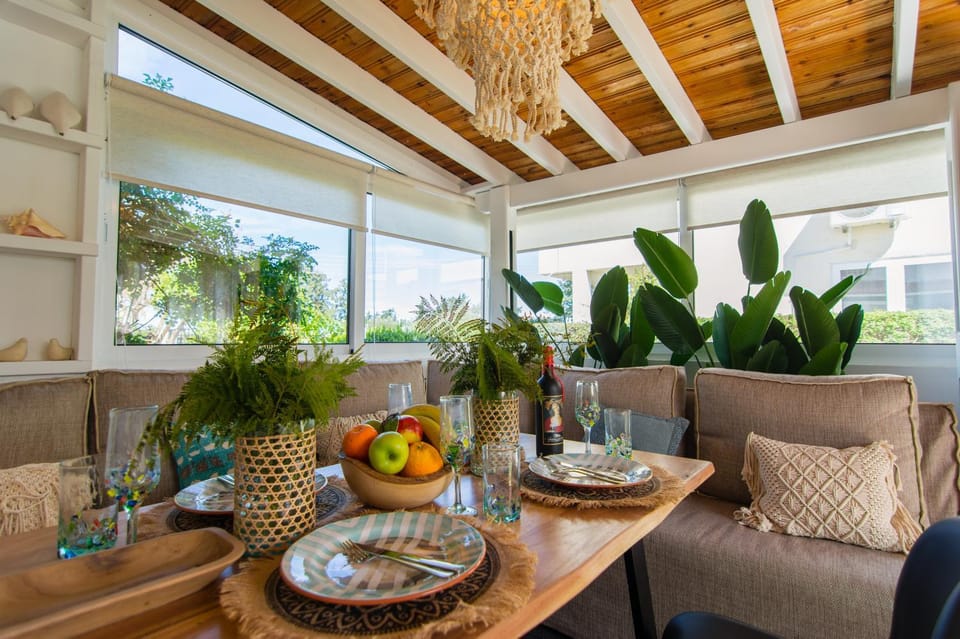 Seating area, Dining area, Food