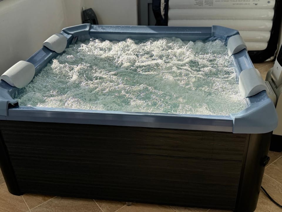 Property building, Hot Tub, Swimming pool