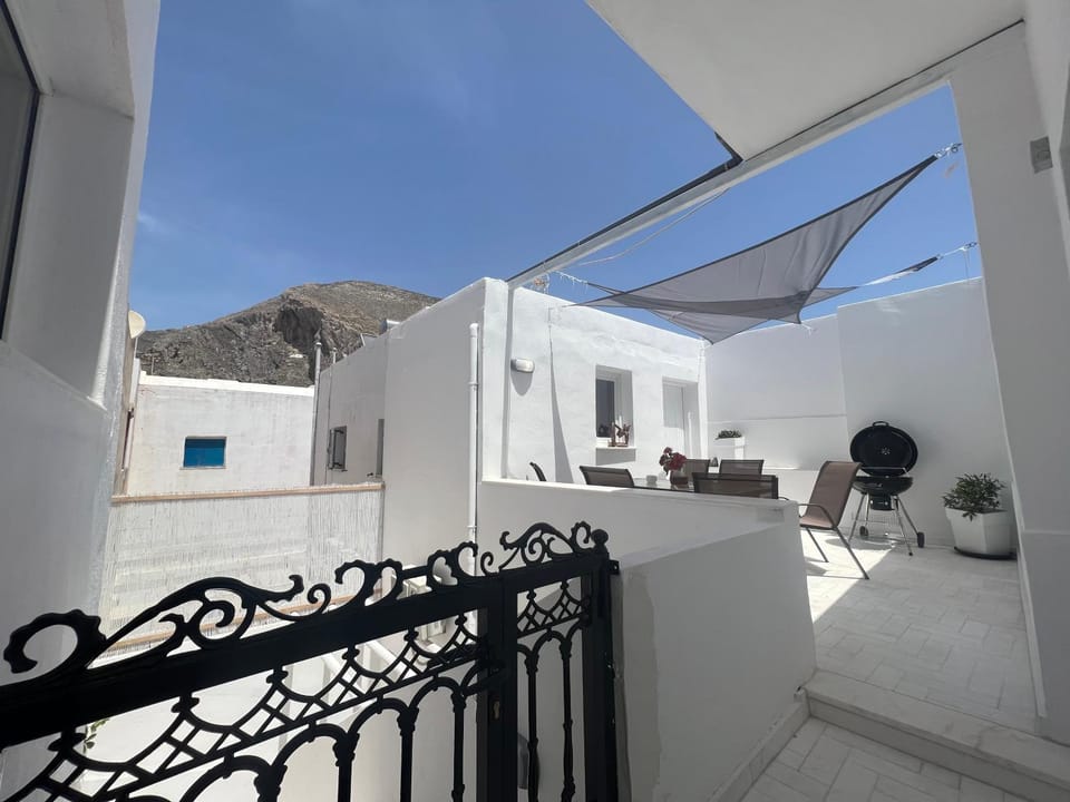 Day, Natural landscape, Balcony/Terrace, Dining area