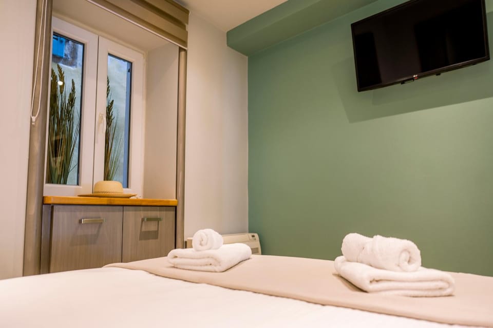 Bed, TV and multimedia, Photo of the whole room, Bedroom, towels