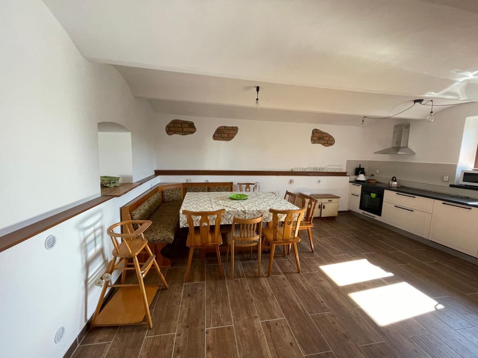 Kitchen or kitchenette, Seating area, Dining area, minibar, pet friendly, stove