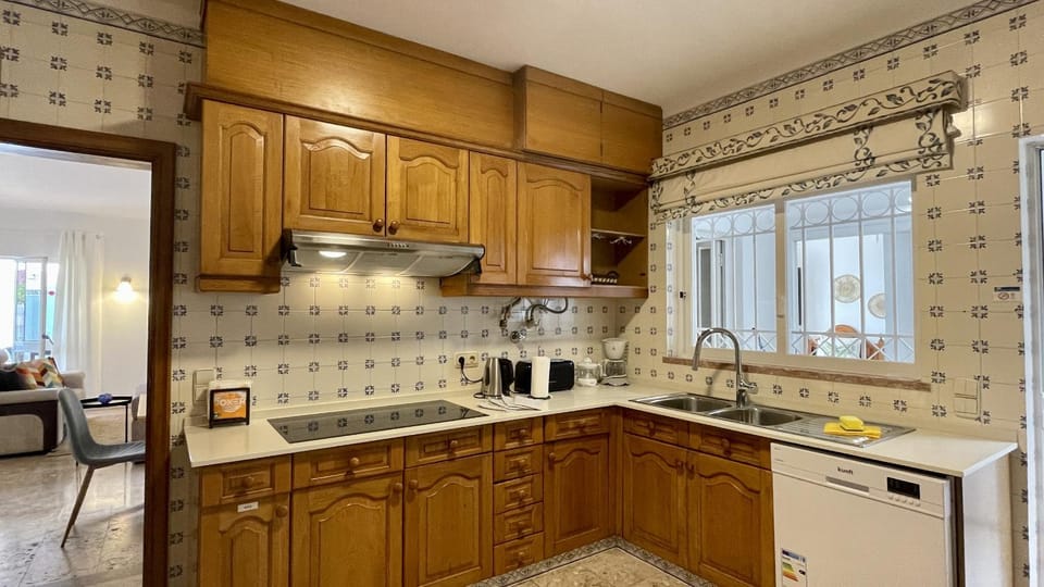 Kitchen or kitchenette, dishwasher, stove