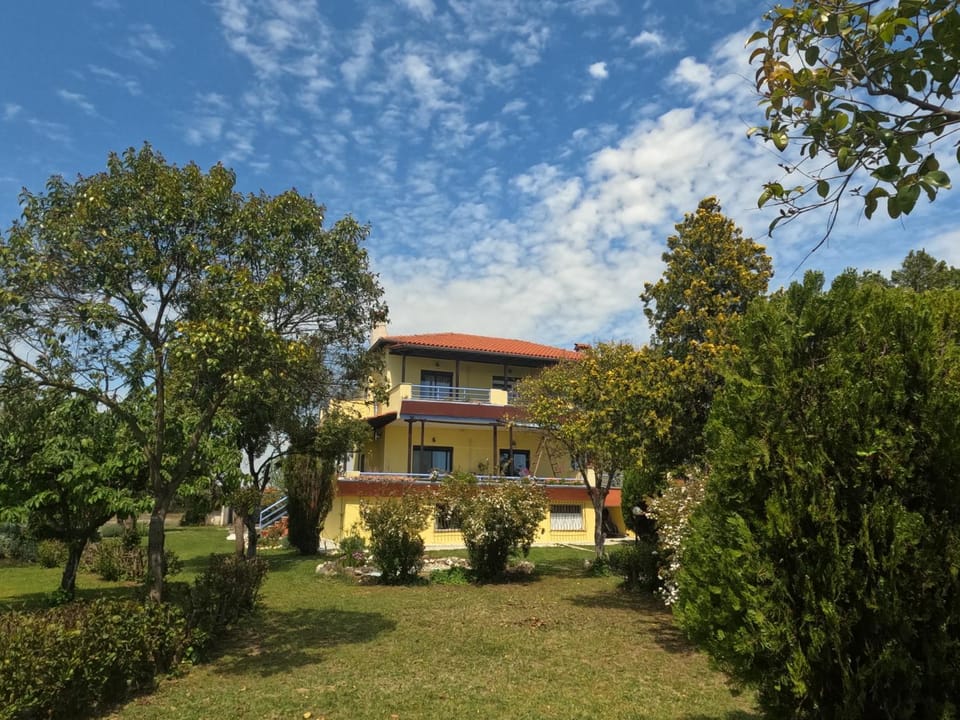 Property building, Day, Natural landscape, Garden, Garden