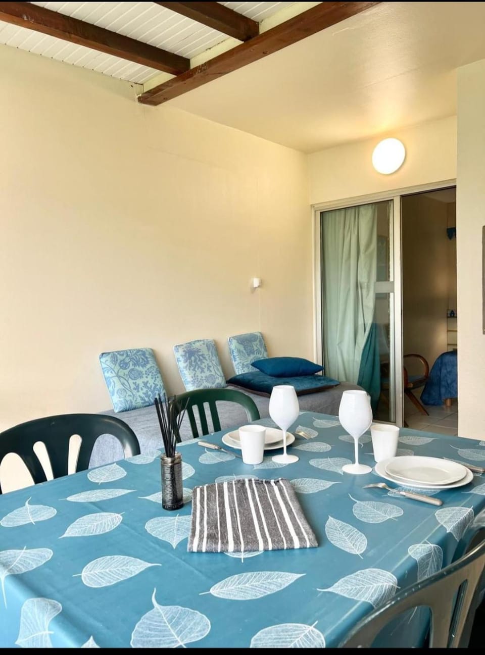 Seating area, Dining area