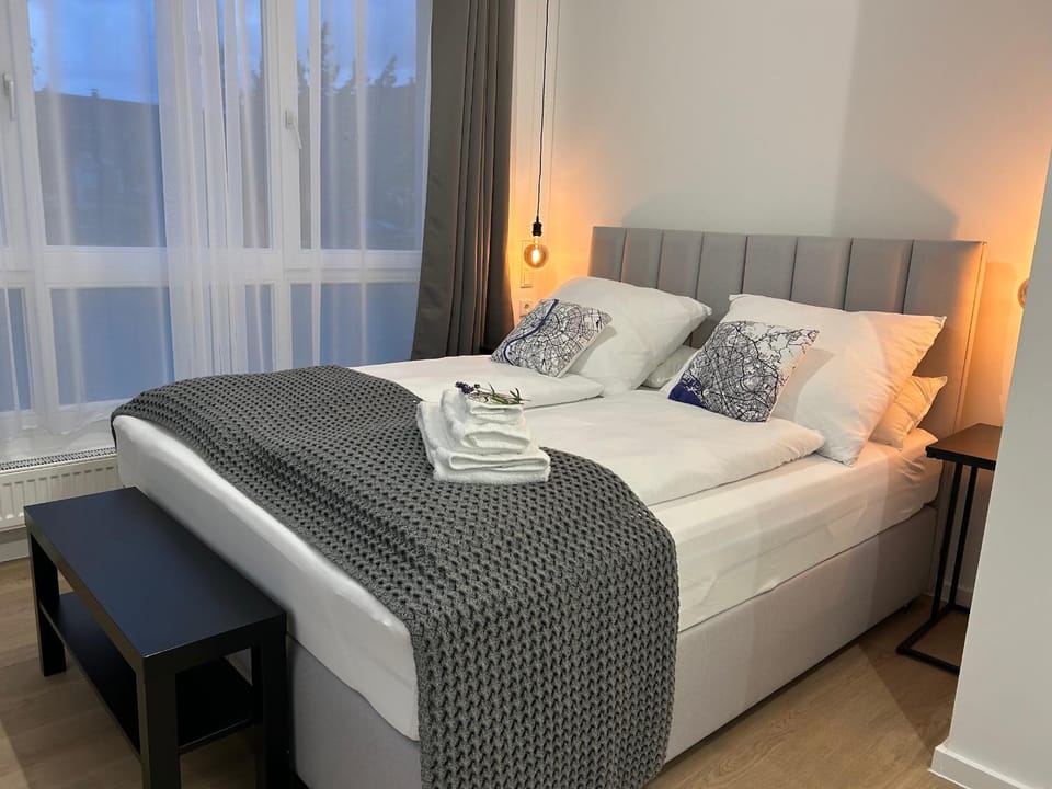 Bed, Bedroom, towels