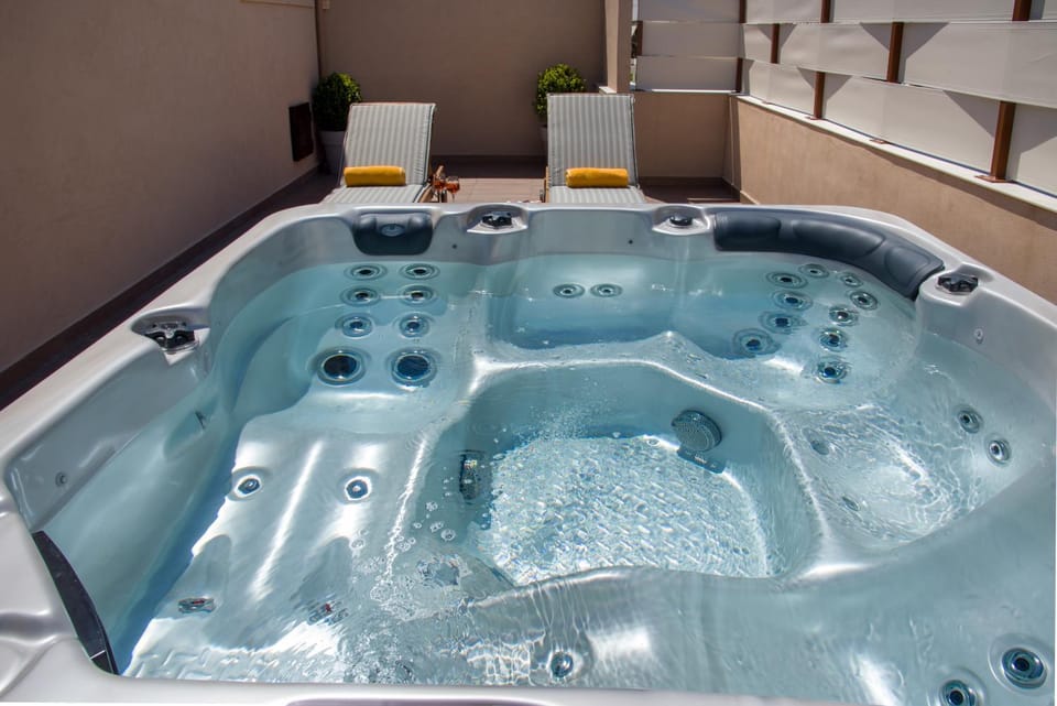 Hot Tub, Swimming pool