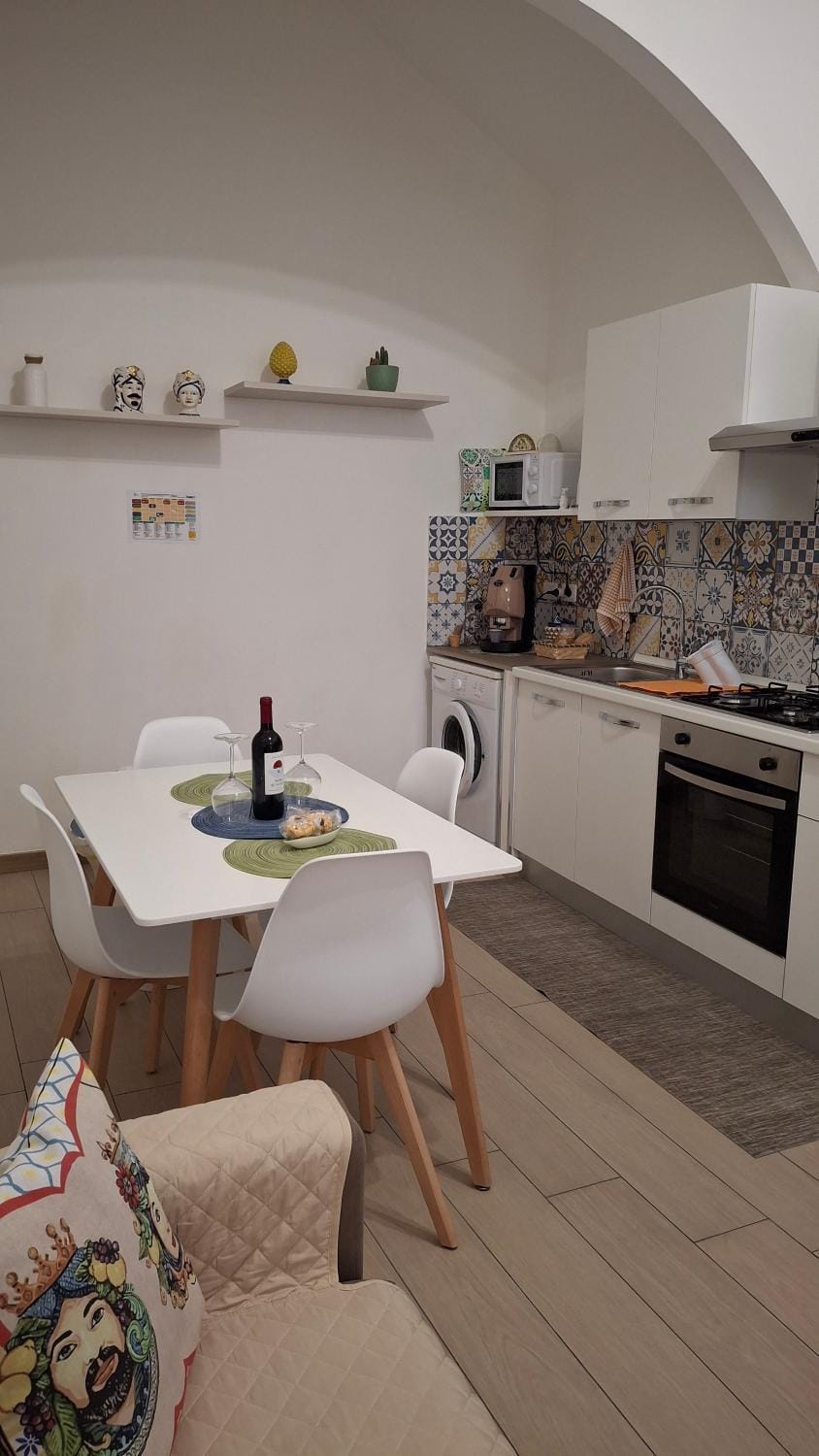 Kitchen or kitchenette, Dining area, stove