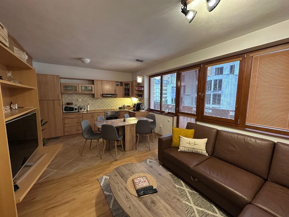 Kitchen or kitchenette, Living room, Seating area, Dining area
