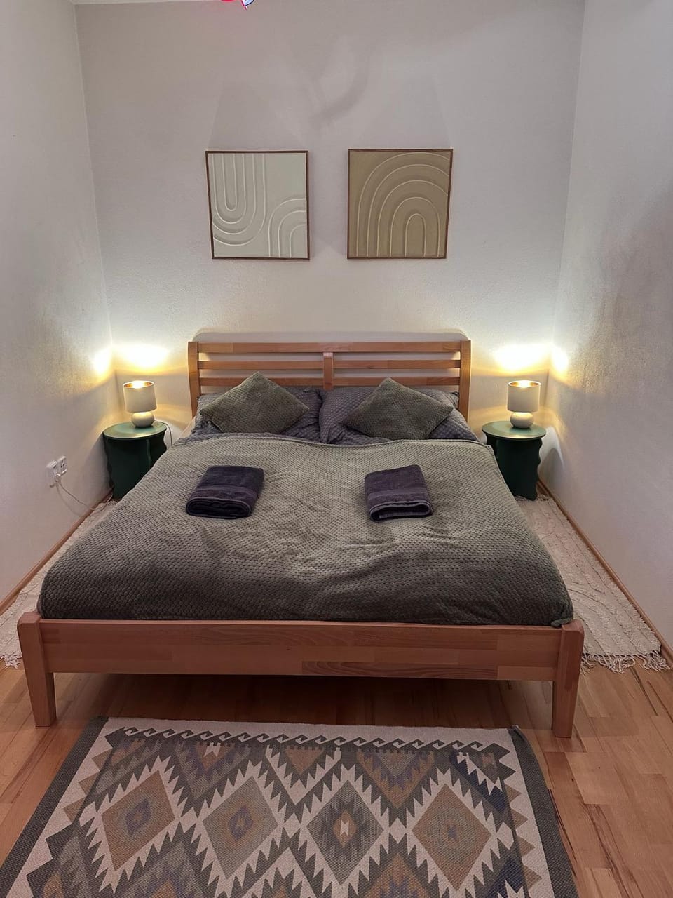 Bed, Photo of the whole room, Bedroom, towels