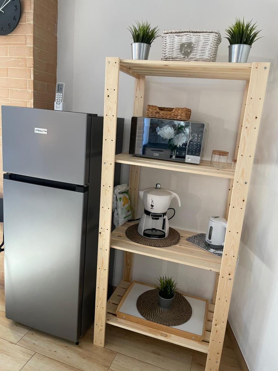 Coffee/tea facilities, oven