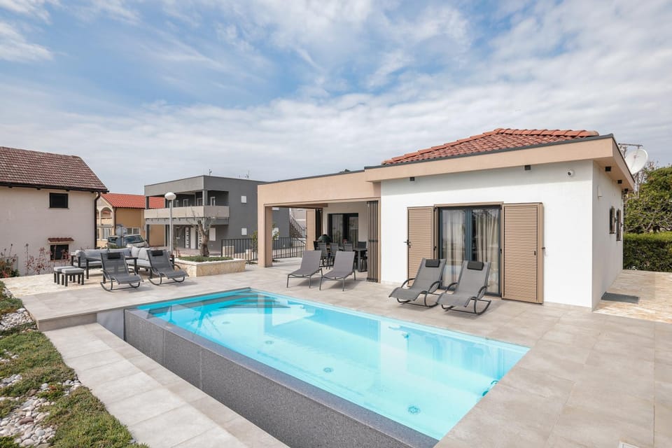 Property building, Patio, Day, Swimming pool, sunbed