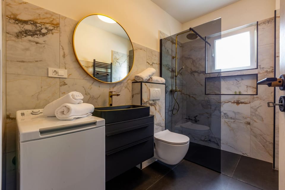 Shower, Toilet, Bathroom, towels