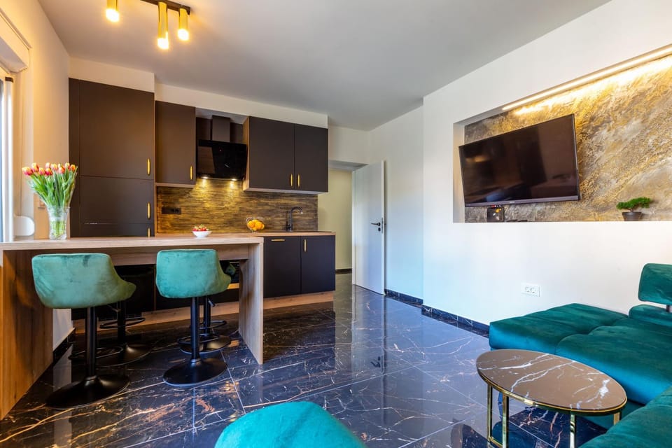 Kitchen or kitchenette, Living room, Seating area, Dining area, minibar