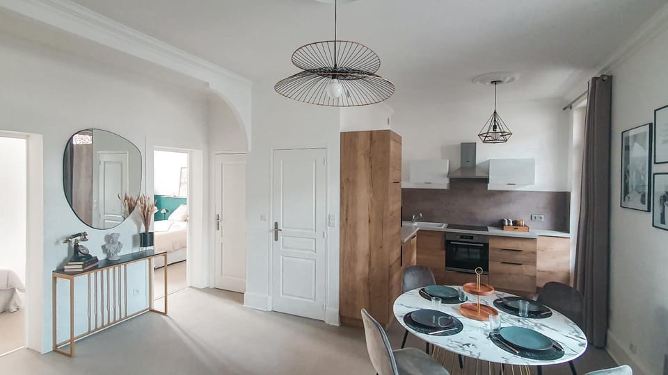 Kitchen or kitchenette, Dining area