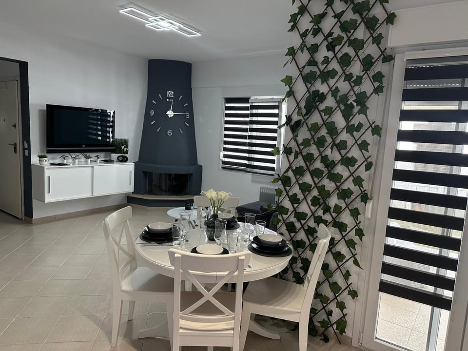TV and multimedia, Living room, Seating area, Dining area