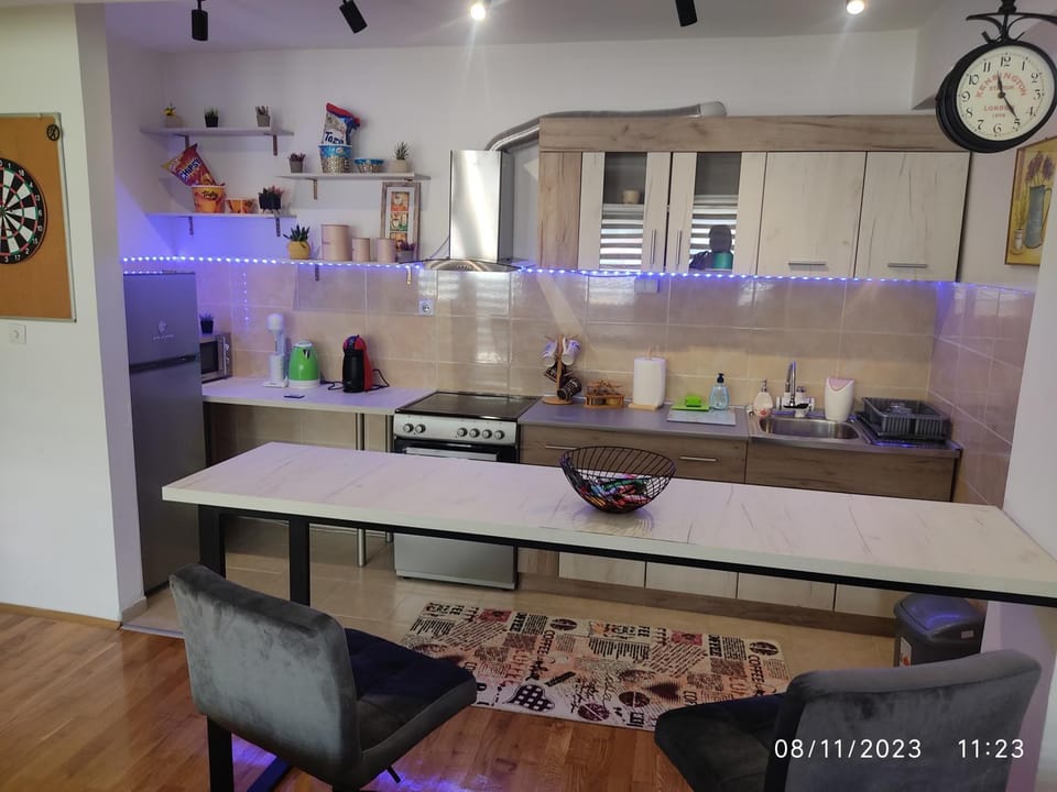 Kitchen or kitchenette, Dining area, minibar, pet friendly, stove