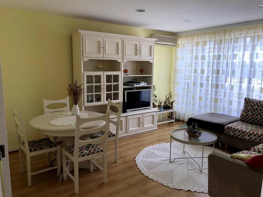 TV and multimedia, Living room, Dining area