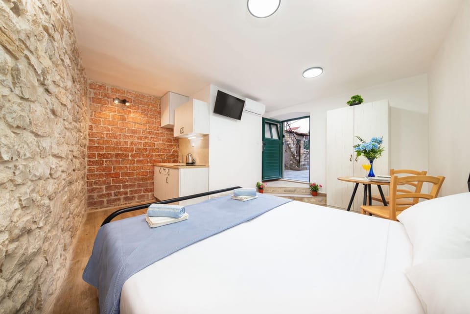 Bed, TV and multimedia, Seating area