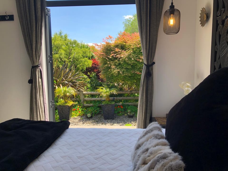 Bed, Bedroom, Garden view