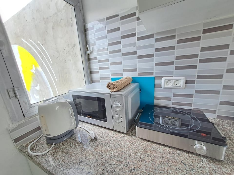 Kitchen or kitchenette, minibar, stove