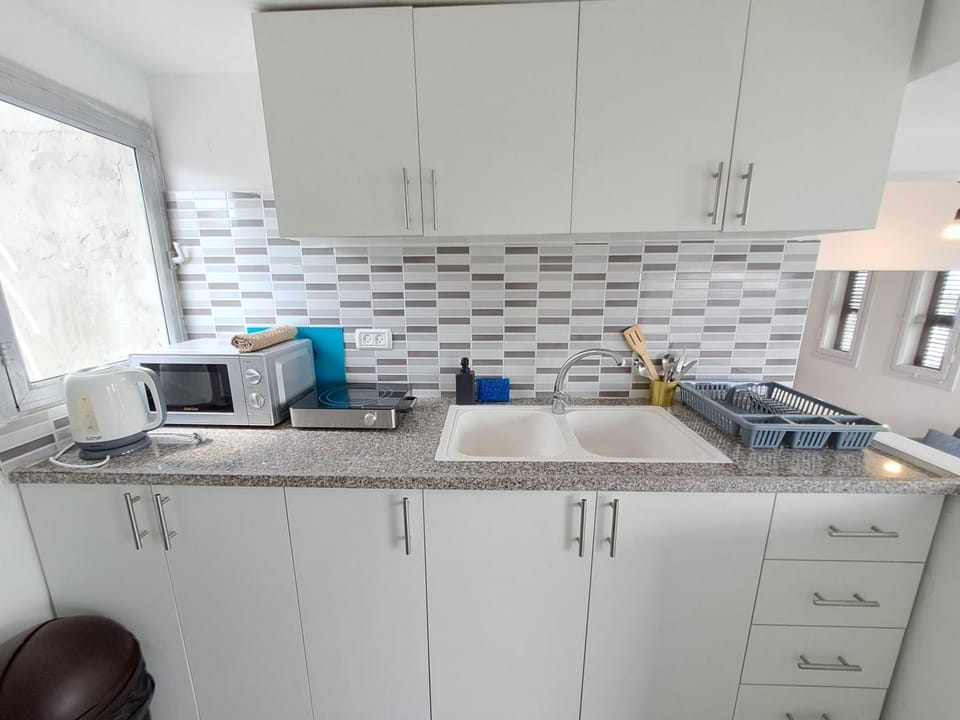 Kitchen or kitchenette, minibar, stove