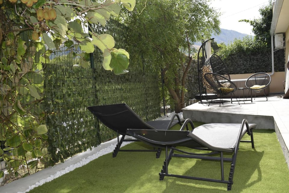 Romantic Escape With Private Hot Tub Near Split Apartment in Podstrana