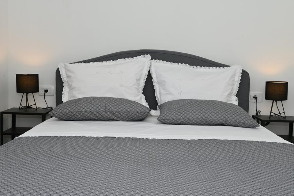Romantic Escape With Private Hot Tub Near Split Apartment in Podstrana