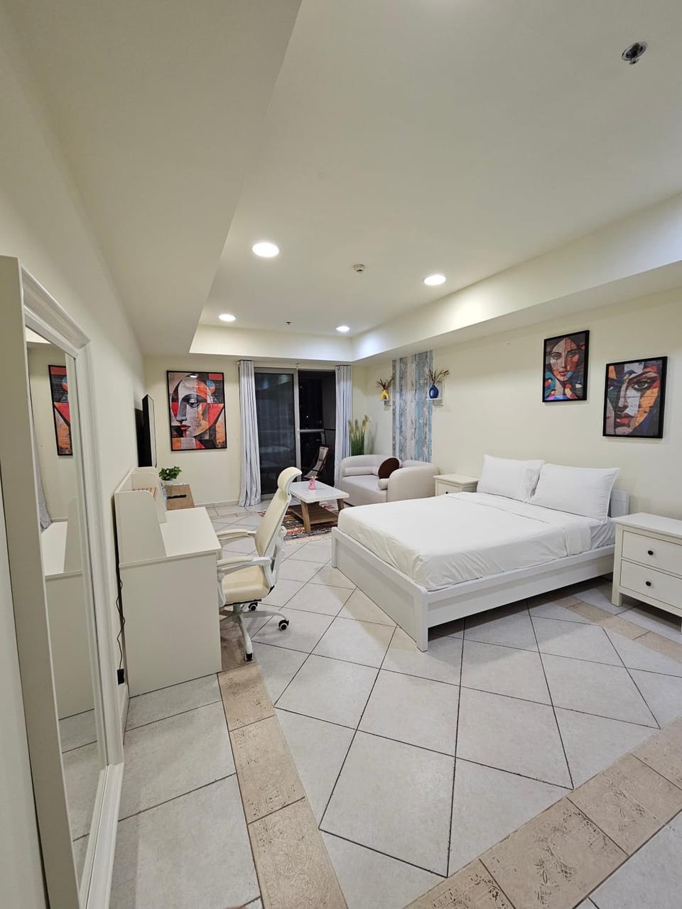 Bed, TV and multimedia, Photo of the whole room, Bedroom