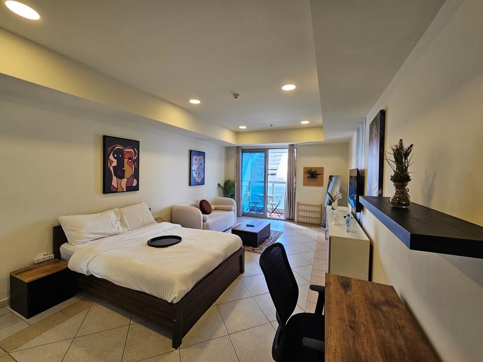 TV and multimedia, Photo of the whole room, Seating area, Bedroom