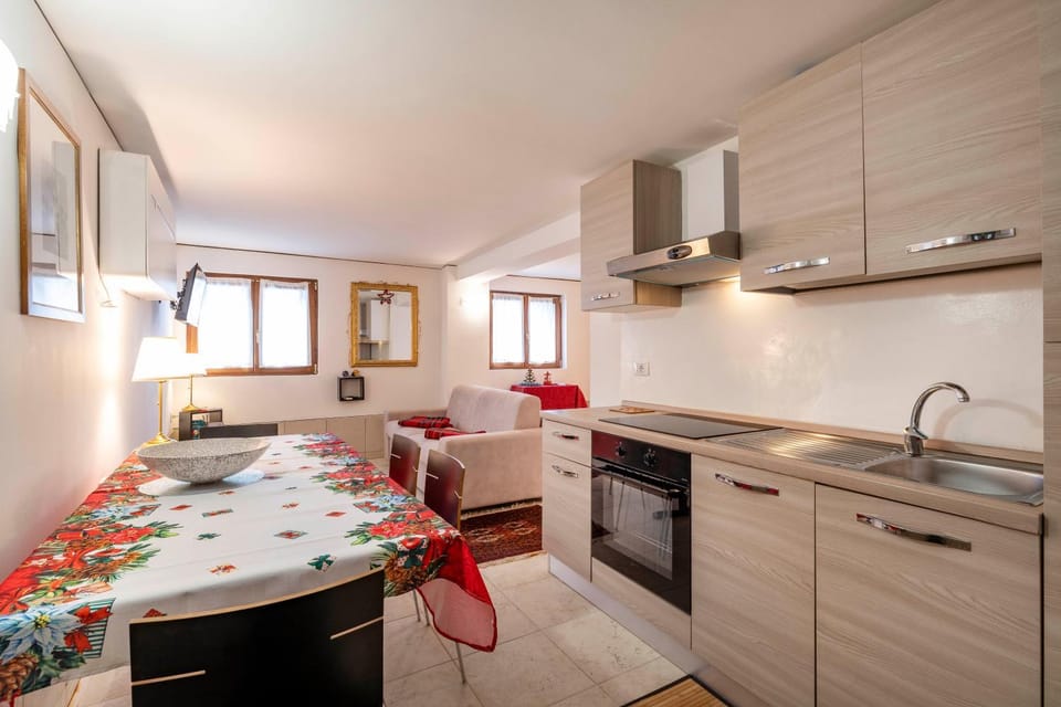 Kitchen or kitchenette, Dining area, oven, stove