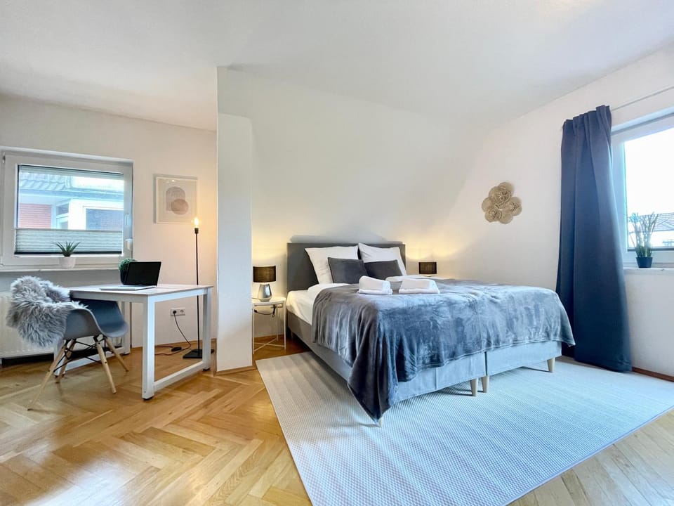 Bed, TV and multimedia, Photo of the whole room, Bedroom, hair dresser