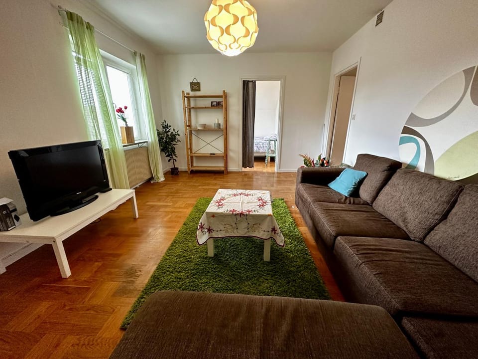 Communal lounge/ TV room, TV and multimedia, Living room, Seating area, Evening entertainment