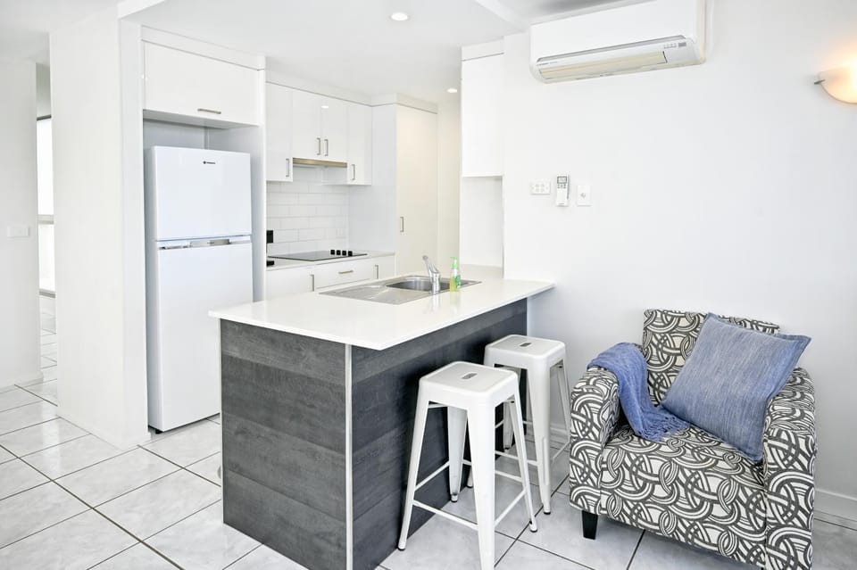 Kitchen or kitchenette, Dining area, minibar, pet friendly, stove, air conditioner
