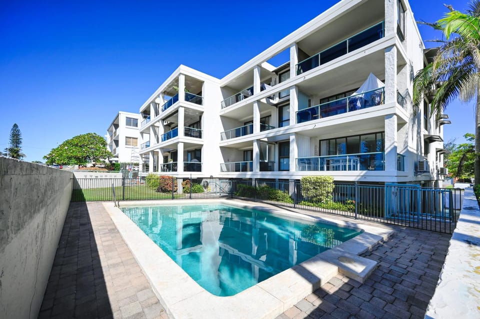 Property building, Day, Pool view, Swimming pool