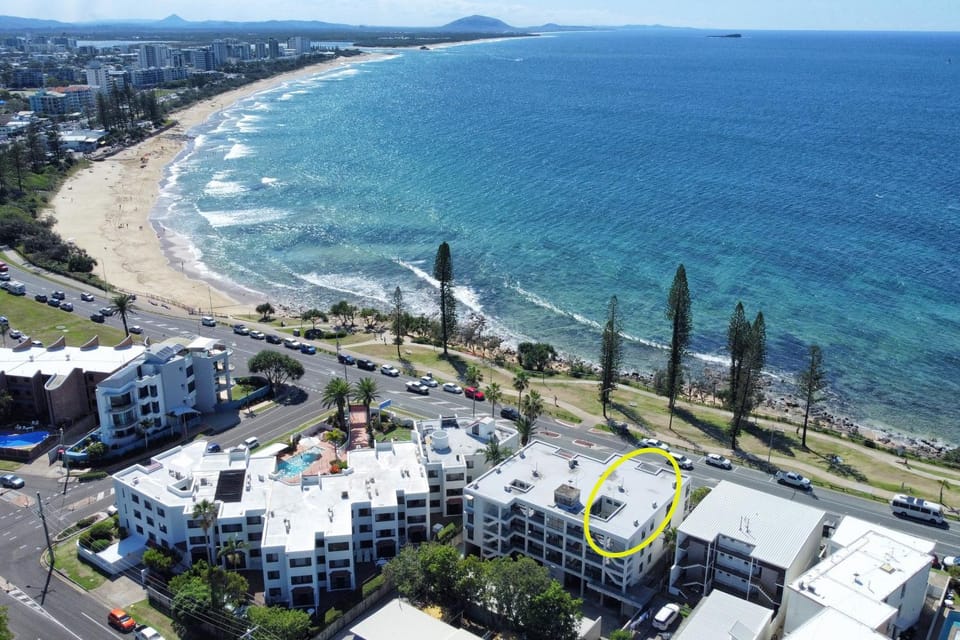 Property building, Nearby landmark, Neighbourhood, Natural landscape, Bird's eye view, Beach, Location