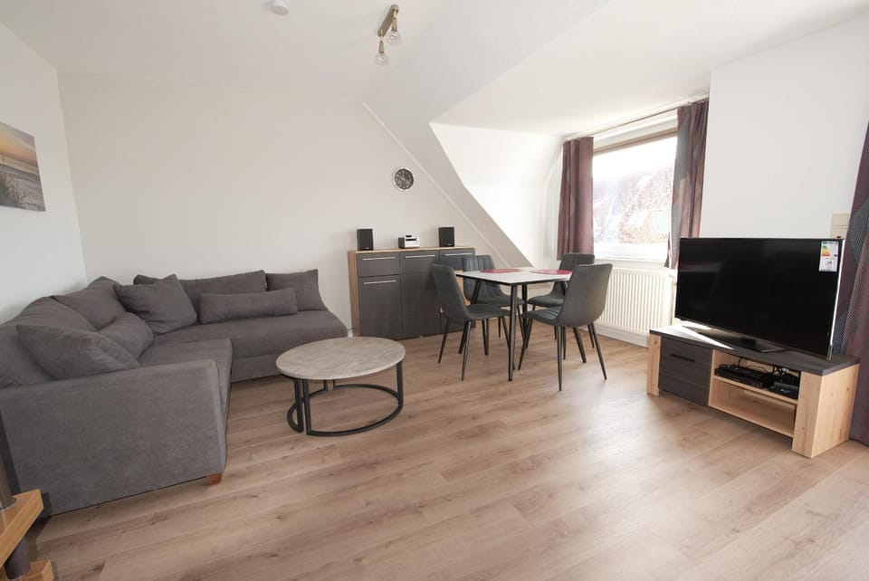 TV and multimedia, Living room, Seating area, Dining area