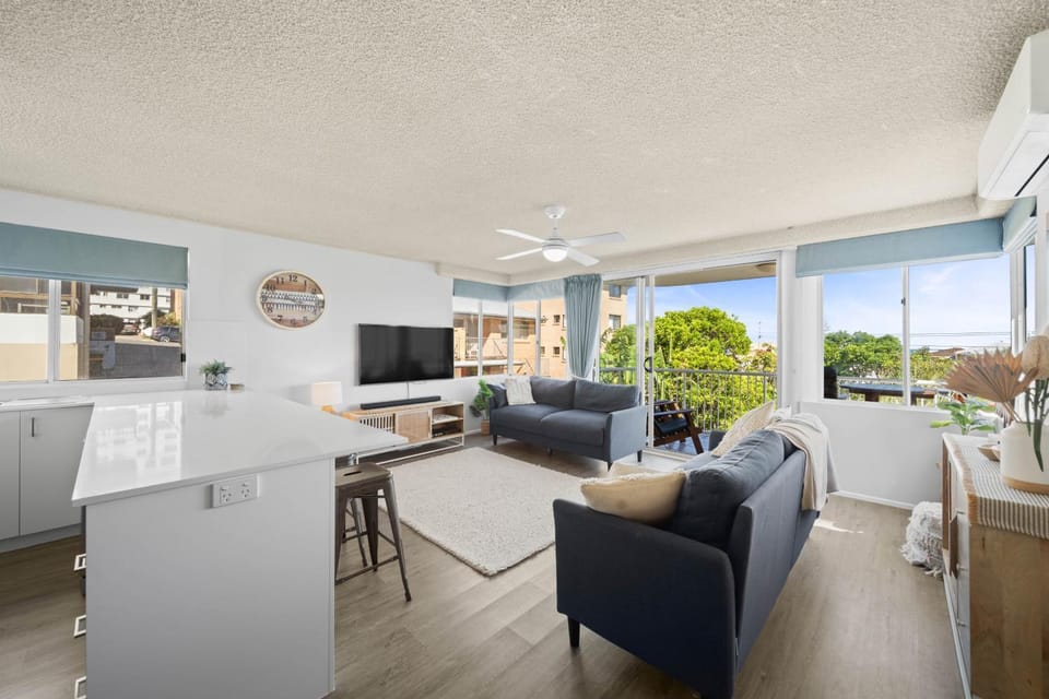 Spacious 3 Bedroom Delight - Shops & Beaches ZG1 Apartment in Sunshine Coast