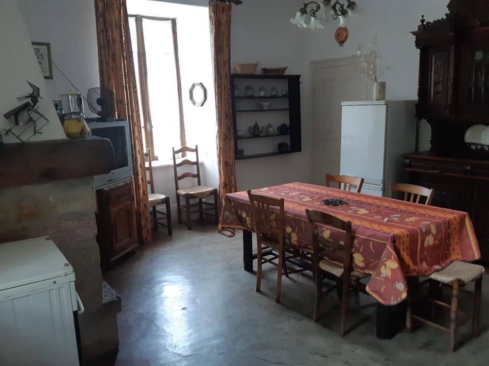 Grand appartement en location Dans maison de caractère 90 m2 House in Occitanie