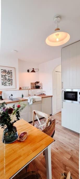 Kitchen or kitchenette, Seating area, Dining area, minibar, storage, stove