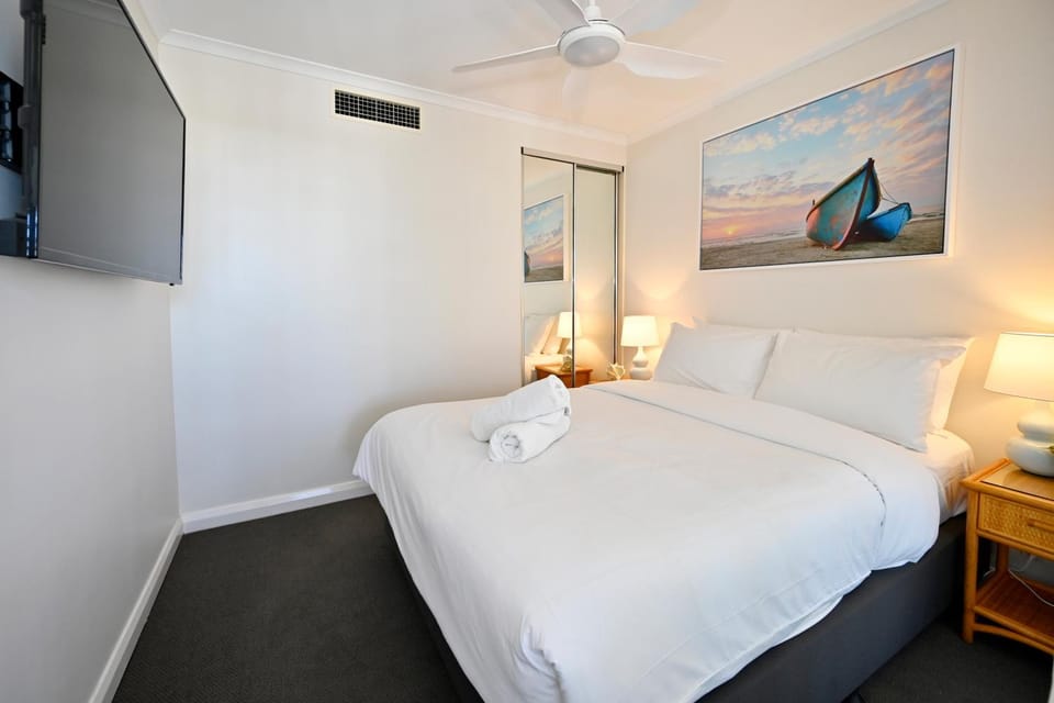 Bed, TV and multimedia, Photo of the whole room, Bedroom, fireplace, towels