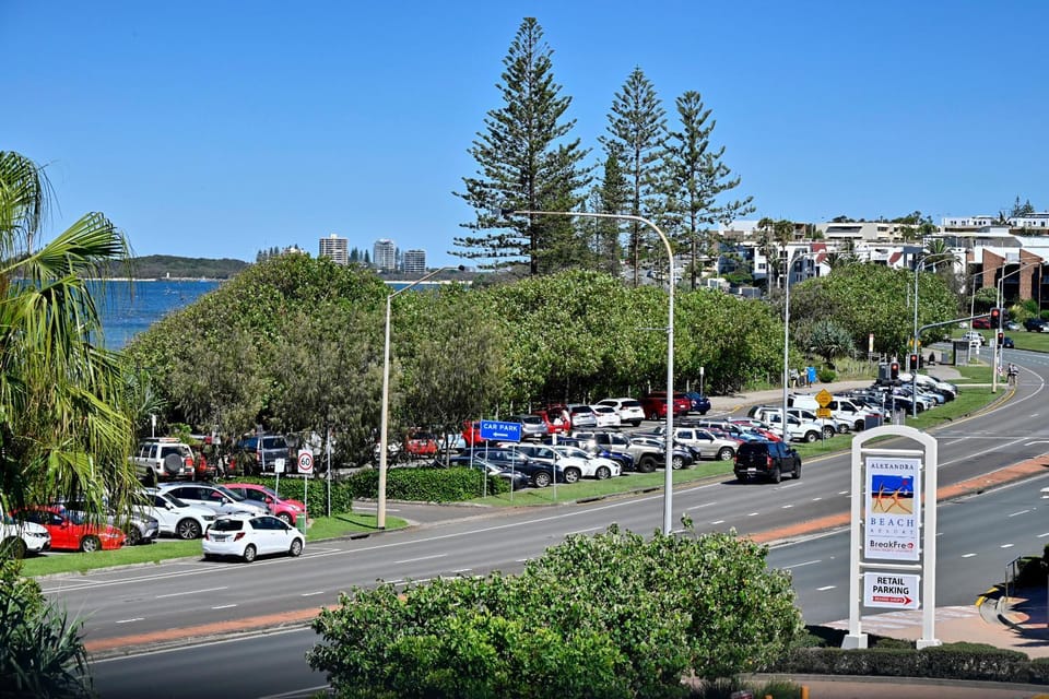 Day, Neighbourhood, City view, Street view, Location, Parking